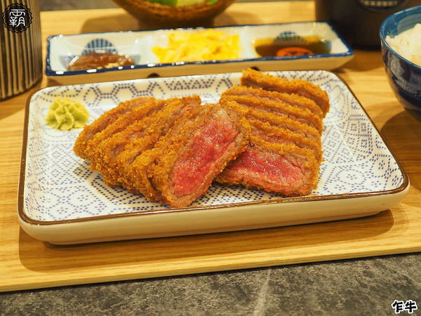 乍牛炸牛排專賣 (台中新光中港店)： 乍牛炸牛排專賣，粉嫩炸牛排，誘人的牛排在鍋上滋滋作響！