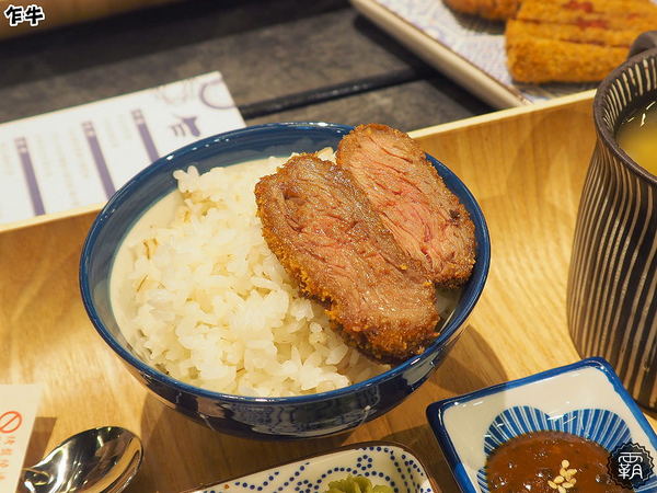 乍牛炸牛排專賣 (台中新光中港店)： 乍牛炸牛排專賣，粉嫩炸牛排，誘人的牛排在鍋上滋滋作響！