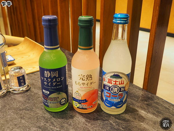 乍牛炸牛排專賣 (台中新光中港店)： 乍牛炸牛排專賣，粉嫩炸牛排，誘人的牛排在鍋上滋滋作響！