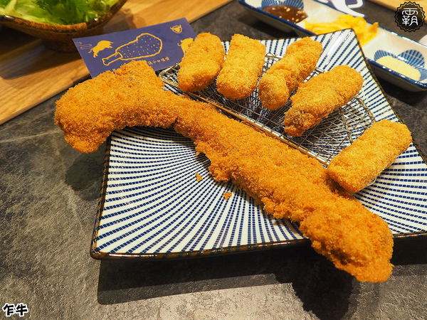 乍牛炸牛排專賣 (台中新光中港店)： 乍牛炸牛排專賣，粉嫩炸牛排，誘人的牛排在鍋上滋滋作響！