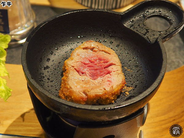 乍牛炸牛排專賣 (台中新光中港店)： 乍牛炸牛排專賣，粉嫩炸牛排，誘人的牛排在鍋上滋滋作響！