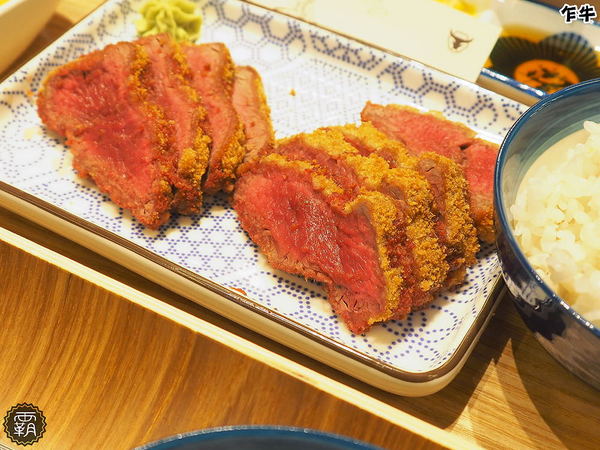 乍牛炸牛排專賣 (台中新光中港店)： 乍牛炸牛排專賣，粉嫩炸牛排，誘人的牛排在鍋上滋滋作響！