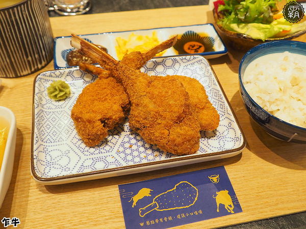 乍牛炸牛排專賣 (台中新光中港店)： 乍牛炸牛排專賣，粉嫩炸牛排，誘人的牛排在鍋上滋滋作響！