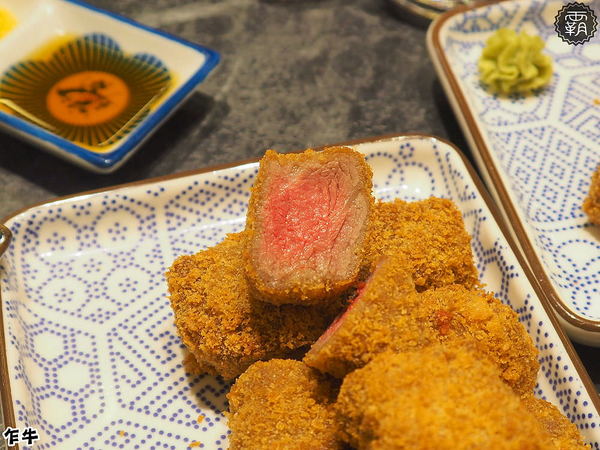 乍牛炸牛排專賣 (台中新光中港店)： 乍牛炸牛排專賣，粉嫩炸牛排，誘人的牛排在鍋上滋滋作響！