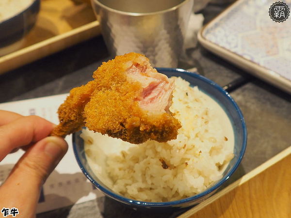 乍牛炸牛排專賣 (台中新光中港店)： 乍牛炸牛排專賣，粉嫩炸牛排，誘人的牛排在鍋上滋滋作響！