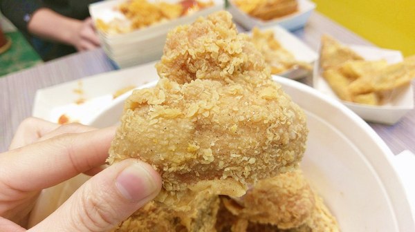 爆Q美式炸雞-員林浮圳店：爆Q美式炸雞(員林浮圳店)-最近炸雞店吵得火熱  默默耕植於中南部的爆Q  份量多是消夜的好朋友