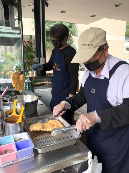 炸到舔手手!《後山林記炸蛋蔥油餅(裕誠店/瑞豐夜市)》新開幕~花蓮必吃人氣小吃北高也吃的到