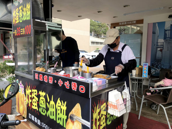 炸到舔手手!《後山林記炸蛋蔥油餅(裕誠店/瑞豐夜市)》新開幕~花蓮必吃人氣小吃北高也吃的到