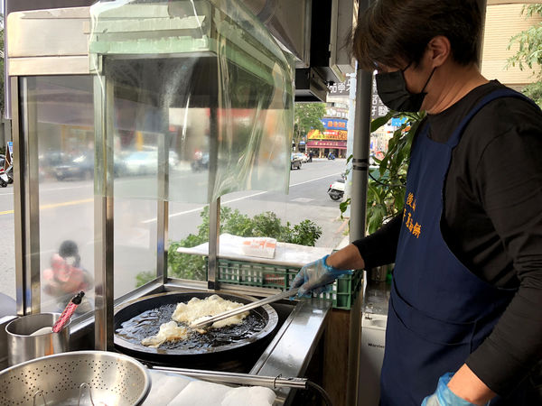 炸到舔手手!《後山林記炸蛋蔥油餅(裕誠店/瑞豐夜市)》新開幕~花蓮必吃人氣小吃北高也吃的到