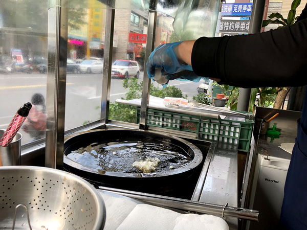 炸到舔手手!《後山林記炸蛋蔥油餅(裕誠店/瑞豐夜市)》新開幕~花蓮必吃人氣小吃北高也吃的到