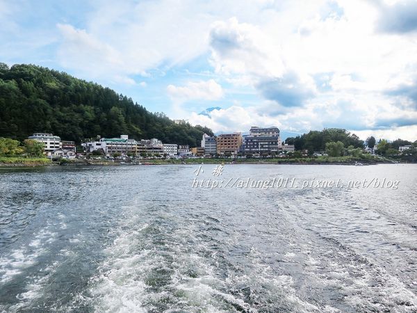 富士山河口湖遊船:古樸風格外觀 / 徜徉聖山名湖 / 河口湖遊覽船Ensoleille號