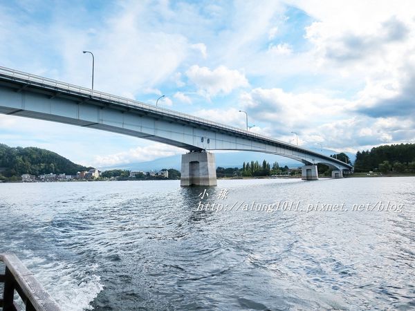 富士山河口湖遊船:古樸風格外觀 / 徜徉聖山名湖 / 河口湖遊覽船Ensoleille號