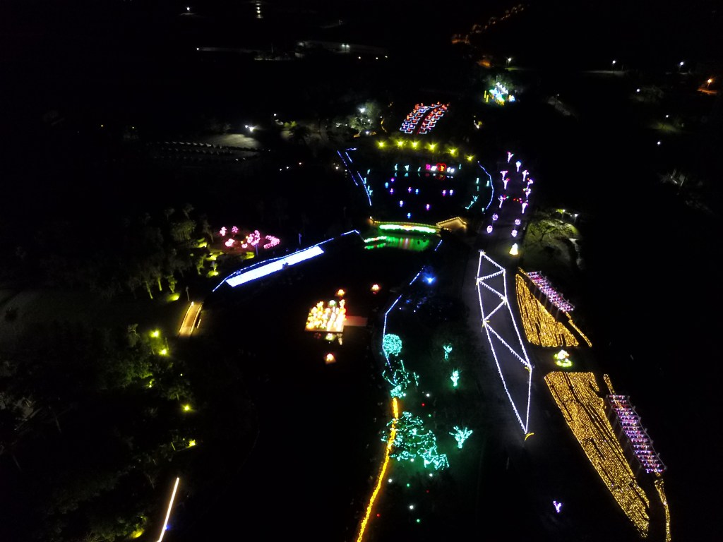 2018花在彰化(夜間燈會搶先看)溪州公園玩全攻略：一次玩透123公頃大公園,繽紛浪漫馬車,發光玫瑰,愛心倒影,超美油紙傘,2/7兩小時試燈千萬別錯過。