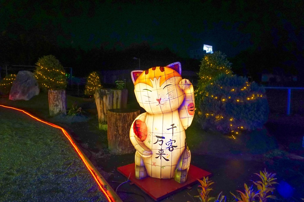 2018花在彰化(夜間燈會搶先看)溪州公園玩全攻略：一次玩透123公頃大公園,繽紛浪漫馬車,發光玫瑰,愛心倒影,超美油紙傘,2/7兩小時試燈千萬別錯過。