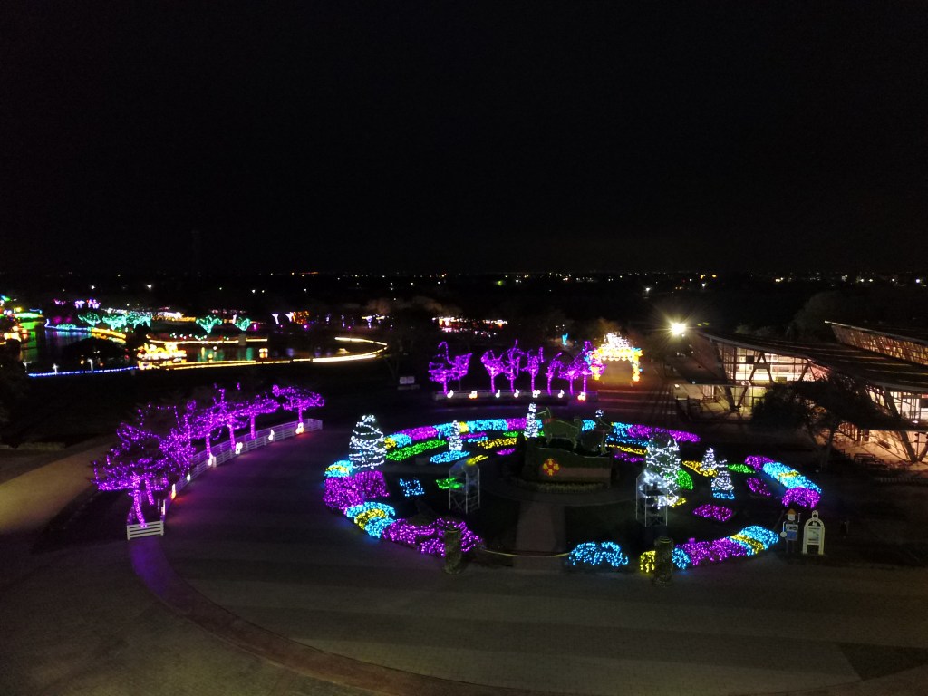 2018花在彰化(夜間燈會搶先看)溪州公園玩全攻略：一次玩透123公頃大公園,繽紛浪漫馬車,發光玫瑰,愛心倒影,超美油紙傘,2/7兩小時試燈千萬別錯過。