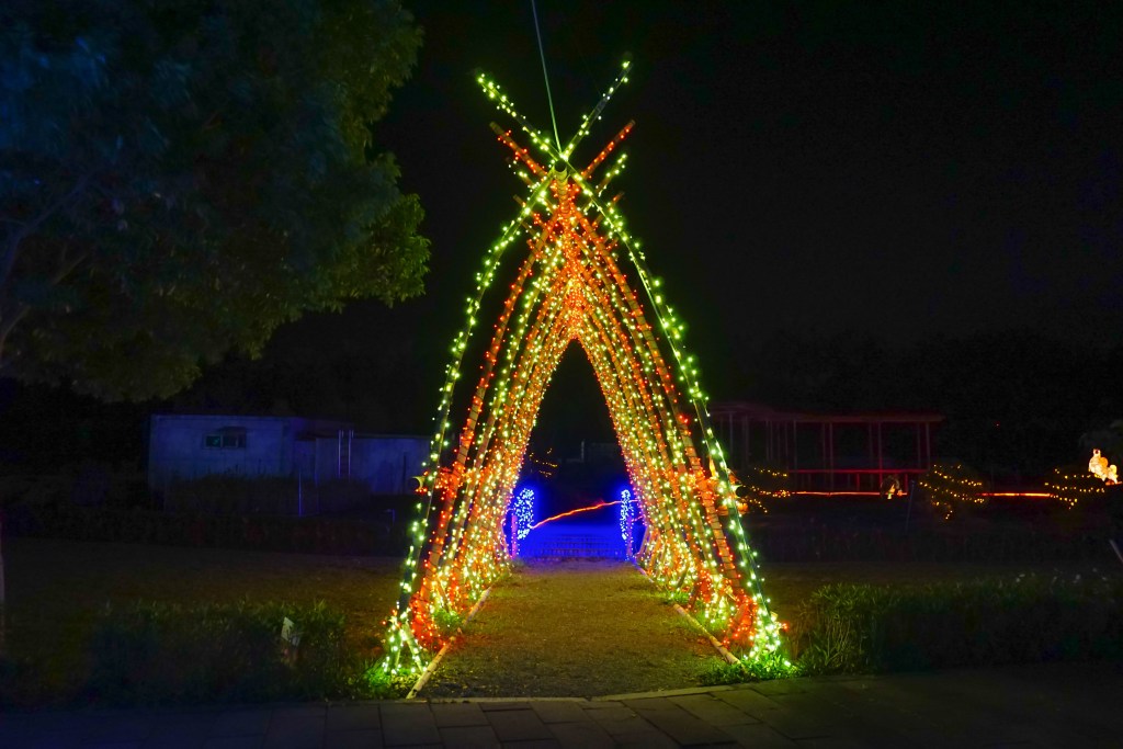 2018花在彰化(夜間燈會搶先看)溪州公園玩全攻略：一次玩透123公頃大公園,繽紛浪漫馬車,發光玫瑰,愛心倒影,超美油紙傘,2/7兩小時試燈千萬別錯過。