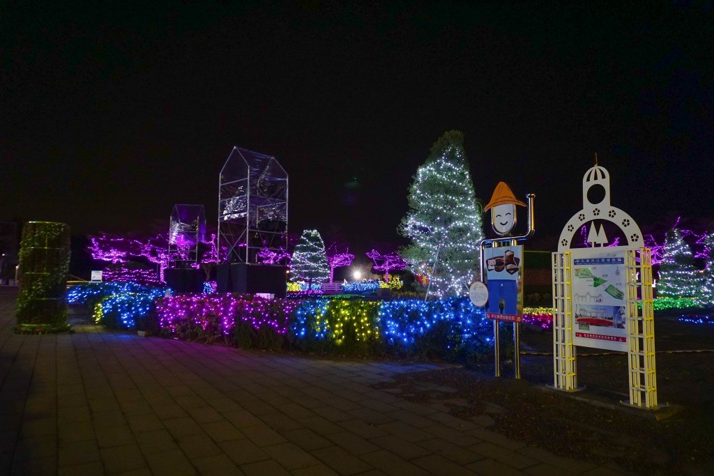 2018花在彰化(夜間燈會搶先看)溪州公園玩全攻略：一次玩透123公頃大公園,繽紛浪漫馬車,發光玫瑰,愛心倒影,超美油紙傘,2/7兩小時試燈千萬別錯過。