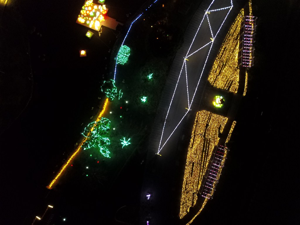 2018花在彰化(夜間燈會搶先看)溪州公園玩全攻略：一次玩透123公頃大公園,繽紛浪漫馬車,發光玫瑰,愛心倒影,超美油紙傘,2/7兩小時試燈千萬別錯過。