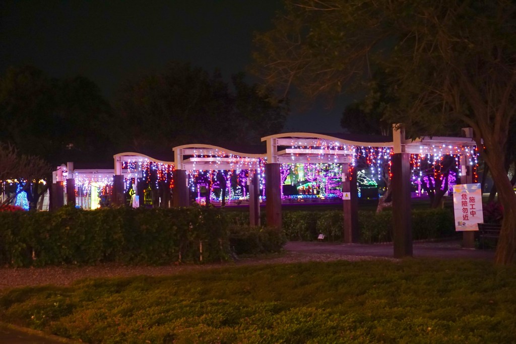 2018花在彰化(夜間燈會搶先看)溪州公園玩全攻略：一次玩透123公頃大公園,繽紛浪漫馬車,發光玫瑰,愛心倒影,超美油紙傘,2/7兩小時試燈千萬別錯過。