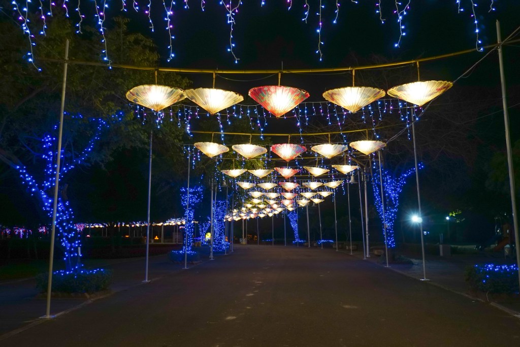 2018花在彰化(夜間燈會搶先看)溪州公園玩全攻略：一次玩透123公頃大公園,繽紛浪漫馬車,發光玫瑰,愛心倒影,超美油紙傘,2/7兩小時試燈千萬別錯過。
