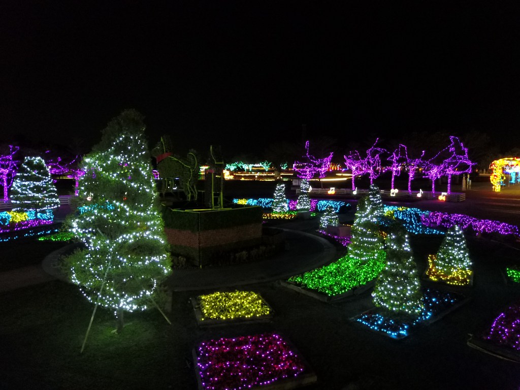 2018花在彰化(夜間燈會搶先看)溪州公園玩全攻略：一次玩透123公頃大公園,繽紛浪漫馬車,發光玫瑰,愛心倒影,超美油紙傘,2/7兩小時試燈千萬別錯過。