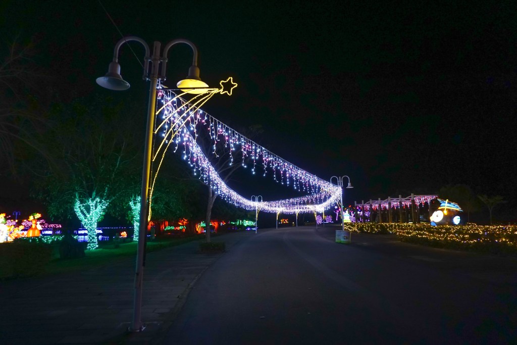 2018花在彰化(夜間燈會搶先看)溪州公園玩全攻略：一次玩透123公頃大公園,繽紛浪漫馬車,發光玫瑰,愛心倒影,超美油紙傘,2/7兩小時試燈千萬別錯過。