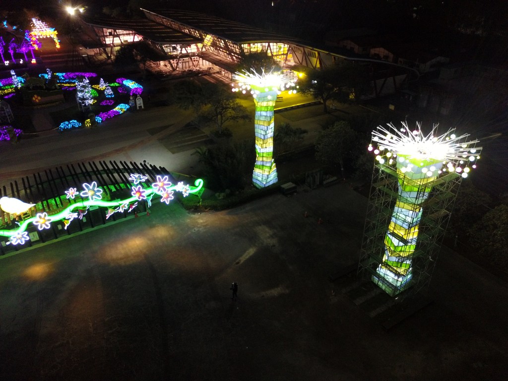 2018花在彰化(夜間燈會搶先看)溪州公園玩全攻略：一次玩透123公頃大公園,繽紛浪漫馬車,發光玫瑰,愛心倒影,超美油紙傘,2/7兩小時試燈千萬別錯過。