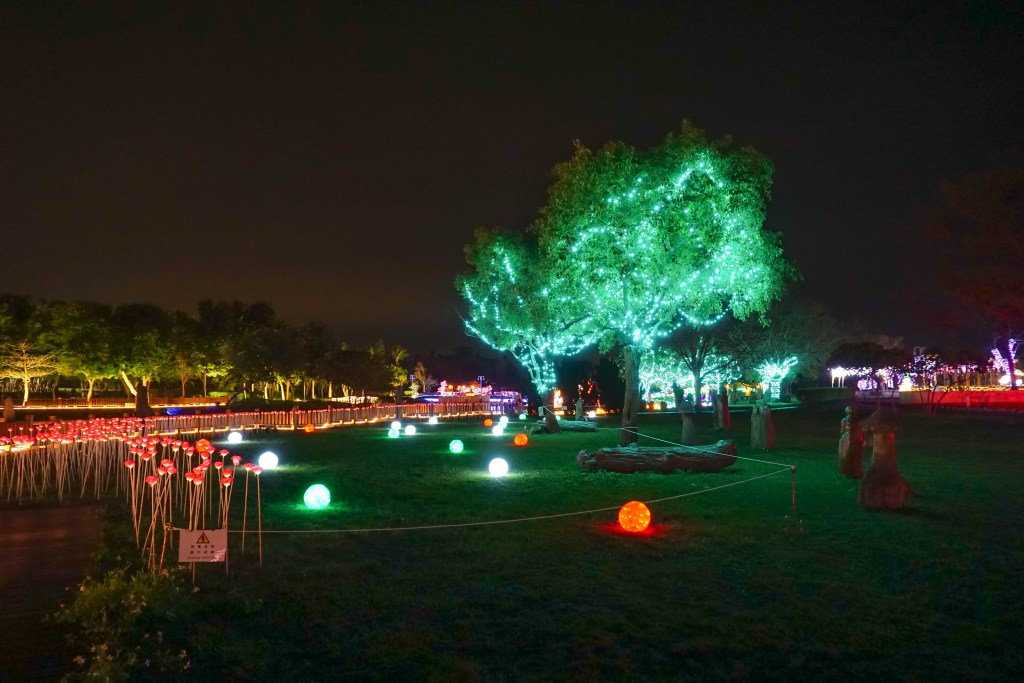 2018花在彰化(夜間燈會搶先看)溪州公園玩全攻略：一次玩透123公頃大公園,繽紛浪漫馬車,發光玫瑰,愛心倒影,超美油紙傘,2/7兩小時試燈千萬別錯過。
