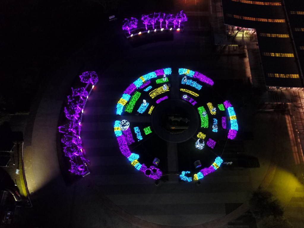 2018花在彰化(夜間燈會搶先看)溪州公園玩全攻略：一次玩透123公頃大公園,繽紛浪漫馬車,發光玫瑰,愛心倒影,超美油紙傘,2/7兩小時試燈千萬別錯過。