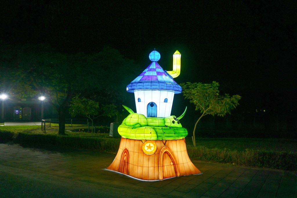 2018花在彰化(夜間燈會搶先看)溪州公園玩全攻略：一次玩透123公頃大公園,繽紛浪漫馬車,發光玫瑰,愛心倒影,超美油紙傘,2/7兩小時試燈千萬別錯過。