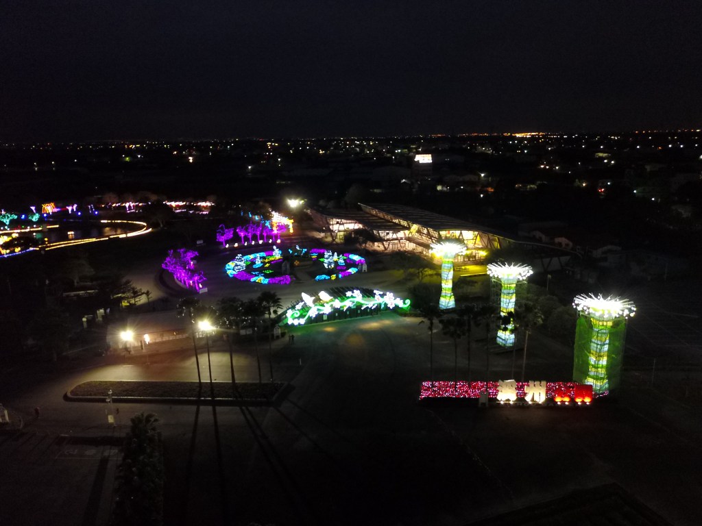 2018花在彰化(夜間燈會搶先看)溪州公園玩全攻略：一次玩透123公頃大公園,繽紛浪漫馬車,發光玫瑰,愛心倒影,超美油紙傘,2/7兩小時試燈千萬別錯過。