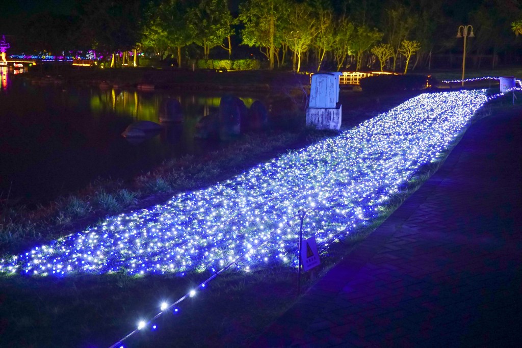 2018花在彰化(夜間燈會搶先看)溪州公園玩全攻略：一次玩透123公頃大公園,繽紛浪漫馬車,發光玫瑰,愛心倒影,超美油紙傘,2/7兩小時試燈千萬別錯過。