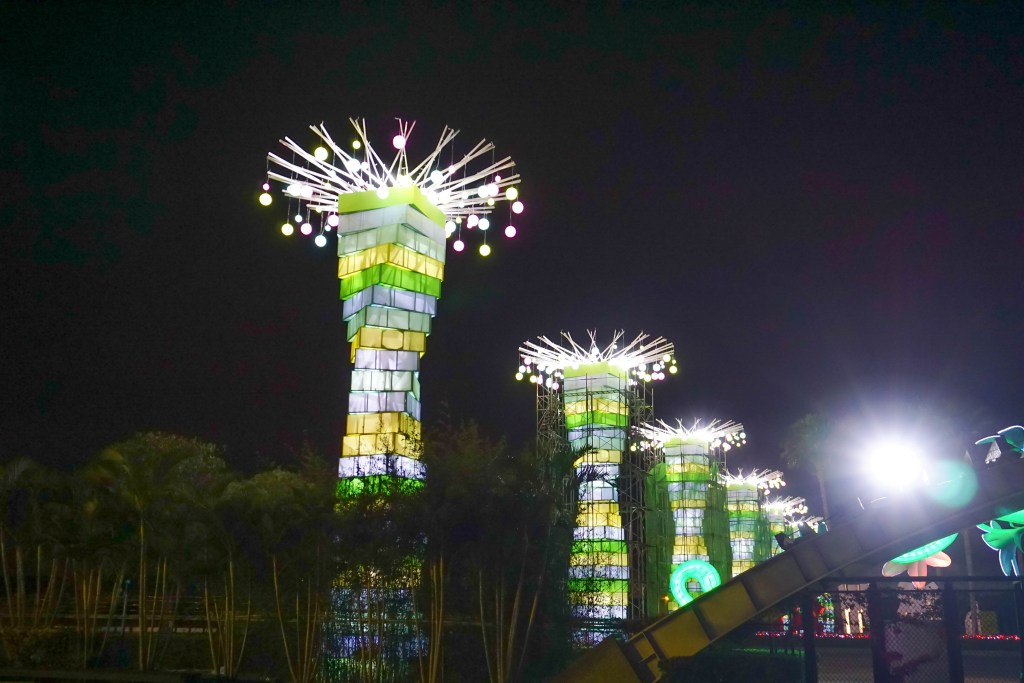 2018花在彰化(夜間燈會搶先看)溪州公園玩全攻略：一次玩透123公頃大公園,繽紛浪漫馬車,發光玫瑰,愛心倒影,超美油紙傘,2/7兩小時試燈千萬別錯過。