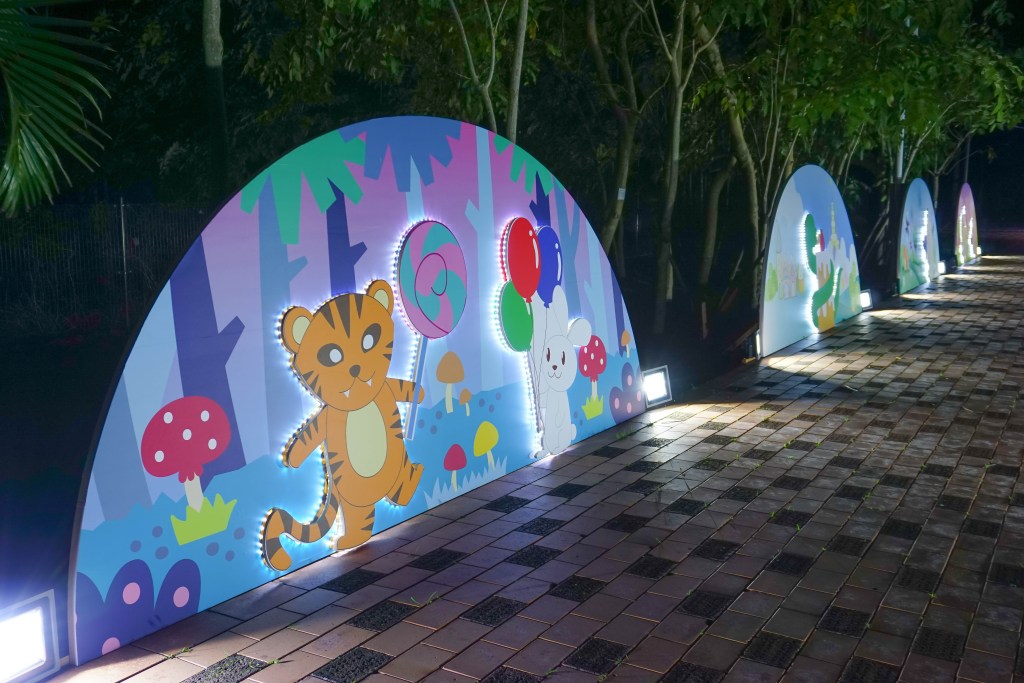 2018花在彰化(夜間燈會搶先看)溪州公園玩全攻略：一次玩透123公頃大公園,繽紛浪漫馬車,發光玫瑰,愛心倒影,超美油紙傘,2/7兩小時試燈千萬別錯過。