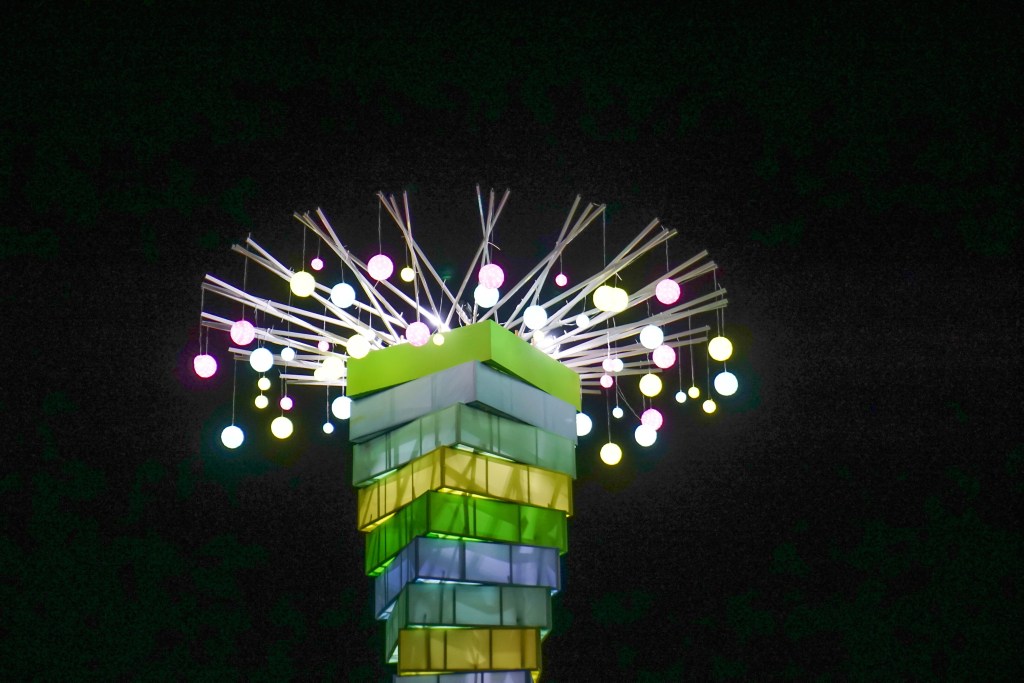 2018花在彰化(夜間燈會搶先看)溪州公園玩全攻略：一次玩透123公頃大公園,繽紛浪漫馬車,發光玫瑰,愛心倒影,超美油紙傘,2/7兩小時試燈千萬別錯過。