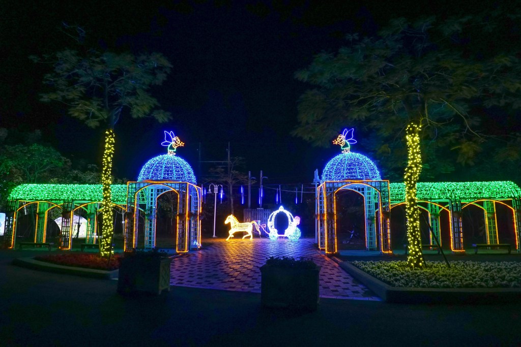 2018花在彰化(夜間燈會搶先看)溪州公園玩全攻略：一次玩透123公頃大公園,繽紛浪漫馬車,發光玫瑰,愛心倒影,超美油紙傘,2/7兩小時試燈千萬別錯過。