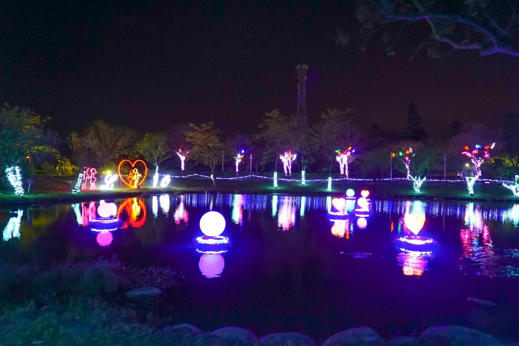 2018花在彰化(夜間燈會搶先看)溪州公園玩全攻略：一次玩透123公頃大公園,繽紛浪漫馬車,發光玫瑰,愛心倒影,超美油紙傘,2/7兩小時試燈千萬別錯過。