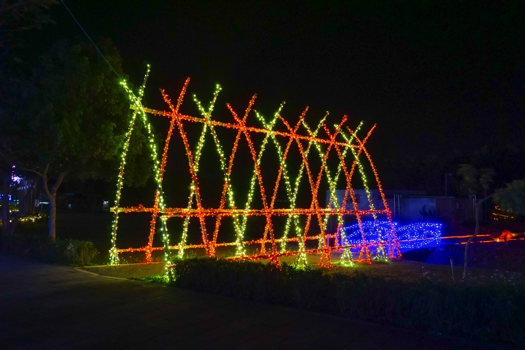 2018花在彰化(夜間燈會搶先看)溪州公園玩全攻略：一次玩透123公頃大公園,繽紛浪漫馬車,發光玫瑰,愛心倒影,超美油紙傘,2/7兩小時試燈千萬別錯過。