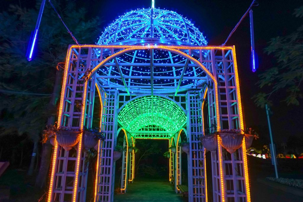 2018花在彰化(夜間燈會搶先看)溪州公園玩全攻略：一次玩透123公頃大公園,繽紛浪漫馬車,發光玫瑰,愛心倒影,超美油紙傘,2/7兩小時試燈千萬別錯過。