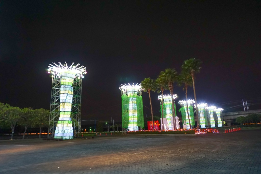 2018花在彰化(夜間燈會搶先看)溪州公園玩全攻略：一次玩透123公頃大公園,繽紛浪漫馬車,發光玫瑰,愛心倒影,超美油紙傘,2/7兩小時試燈千萬別錯過。