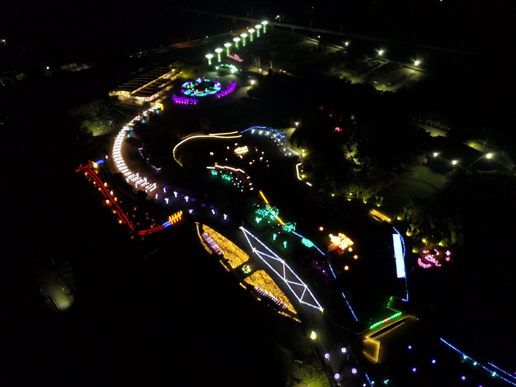 2018花在彰化(夜間燈會搶先看)溪州公園玩全攻略：一次玩透123公頃大公園,繽紛浪漫馬車,發光玫瑰,愛心倒影,超美油紙傘,2/7兩小時試燈千萬別錯過。