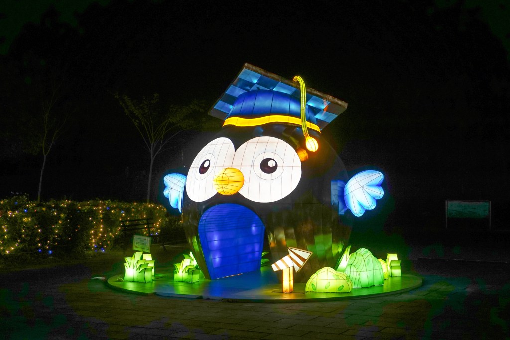 2018花在彰化(夜間燈會搶先看)溪州公園玩全攻略：一次玩透123公頃大公園,繽紛浪漫馬車,發光玫瑰,愛心倒影,超美油紙傘,2/7兩小時試燈千萬別錯過。