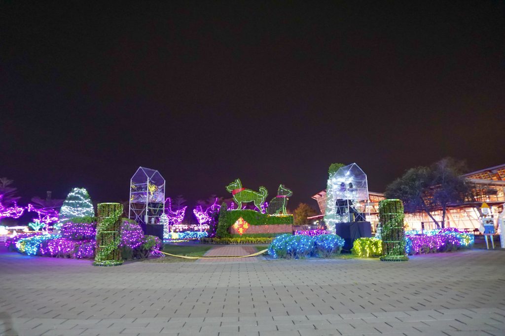 2018花在彰化(夜間燈會搶先看)溪州公園玩全攻略：一次玩透123公頃大公園,繽紛浪漫馬車,發光玫瑰,愛心倒影,超美油紙傘,2/7兩小時試燈千萬別錯過。