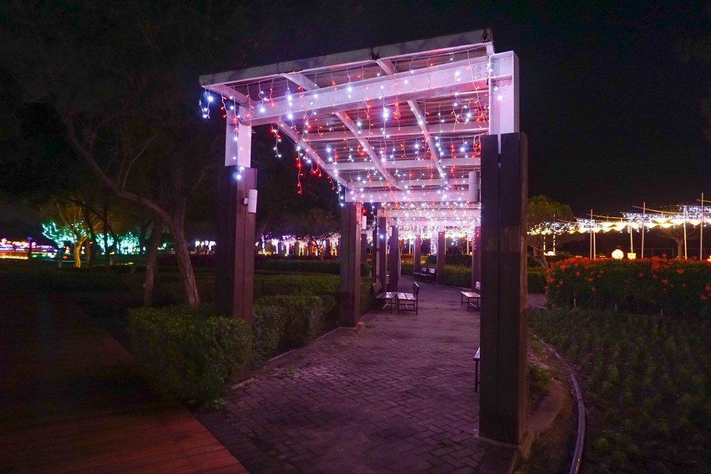 2018花在彰化(夜間燈會搶先看)溪州公園玩全攻略：一次玩透123公頃大公園,繽紛浪漫馬車,發光玫瑰,愛心倒影,超美油紙傘,2/7兩小時試燈千萬別錯過。
