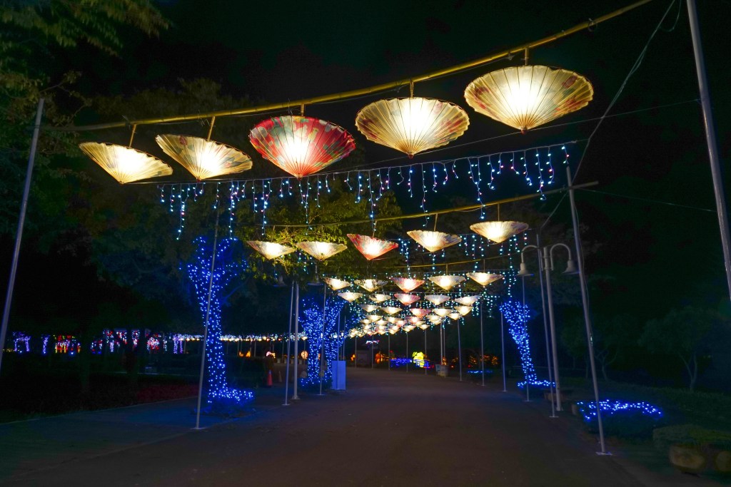 2018花在彰化(夜間燈會搶先看)溪州公園玩全攻略：一次玩透123公頃大公園,繽紛浪漫馬車,發光玫瑰,愛心倒影,超美油紙傘,2/7兩小時試燈千萬別錯過。
