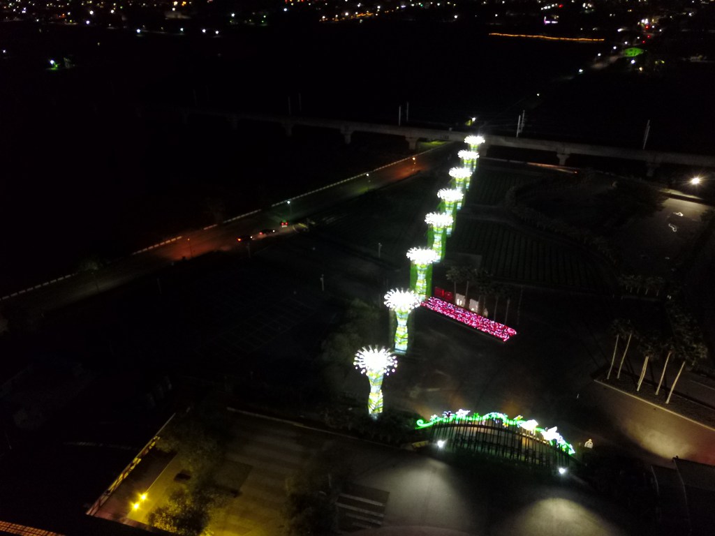 2018花在彰化(夜間燈會搶先看)溪州公園玩全攻略：一次玩透123公頃大公園,繽紛浪漫馬車,發光玫瑰,愛心倒影,超美油紙傘,2/7兩小時試燈千萬別錯過。