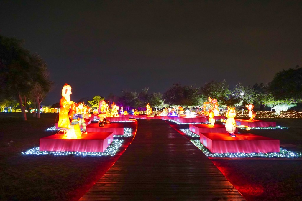 2018花在彰化(夜間燈會搶先看)溪州公園玩全攻略：一次玩透123公頃大公園,繽紛浪漫馬車,發光玫瑰,愛心倒影,超美油紙傘,2/7兩小時試燈千萬別錯過。