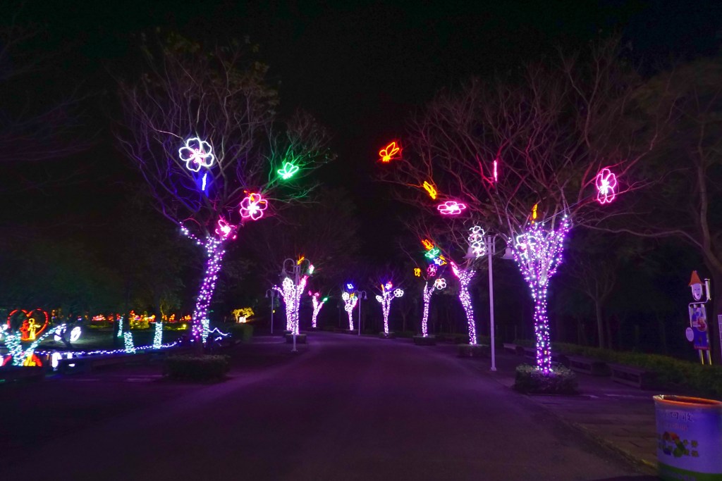 2018花在彰化(夜間燈會搶先看)溪州公園玩全攻略：一次玩透123公頃大公園,繽紛浪漫馬車,發光玫瑰,愛心倒影,超美油紙傘,2/7兩小時試燈千萬別錯過。