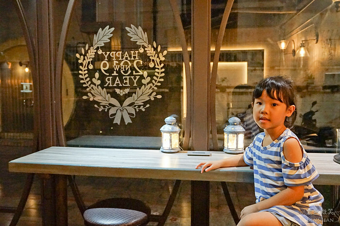 台中市中區莿桐花文創微旅》台中最美平價旅店，近宮原眼科、繼光電子街、台灣太陽餅博物館