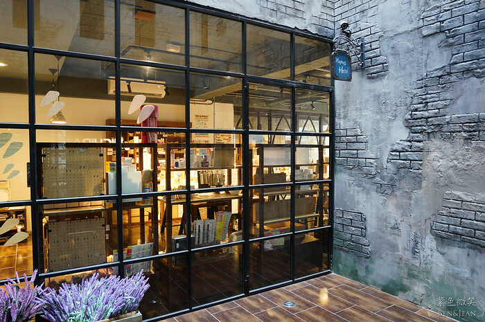 台中市中區莿桐花文創微旅》台中最美平價旅店，近宮原眼科、繼光電子街、台灣太陽餅博物館